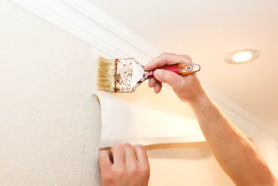 Pose de papier peint à Brée — revêtements muraux et toiles de verre
